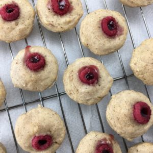 Raspberry mini muffins - just one bite (or two if you have to) of cinnamon donut flavoured muffins with raspberry centres
